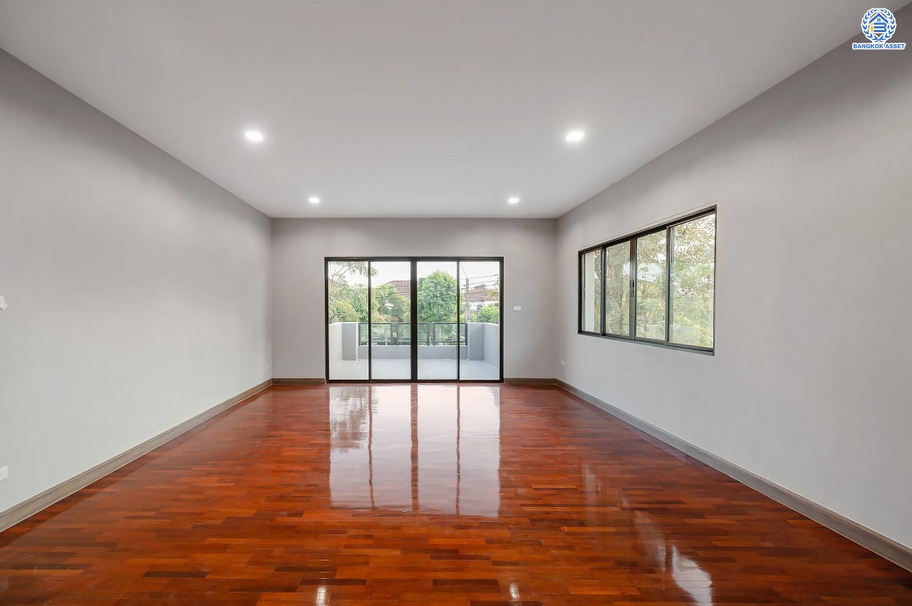 บ้านมือสองตกแต่งใหม่ โครงการ พฤกษ์ภิรมย์รีเจนท์ ปิ่นเกล้า บนสังคมคุณภาพจากแบรนด์ Q.House หลังใหญ่กว่า 113.4 ตร.ว. ดีไซน์ทันสมัยฟังก์ชัน 5 ห้องนอน (ห้องนอนชั้นล่าง 1 ห้อง) 5 ห้องน้ำ 1 ห้องแม่บ้าน จอดรถได้ 3 คัน บนที่สุดแห่งทำเลศักยภาพ หน้าโครงการติดถ.กาญจนาภิเษก เชื่อมต่อทุกการเดินทาง ใกล้จุดขึ้นทางด่วน "ศรีรัช" และรถไฟฟ้าสายสีม่วง "สถานีตลาดบางใหญ่"